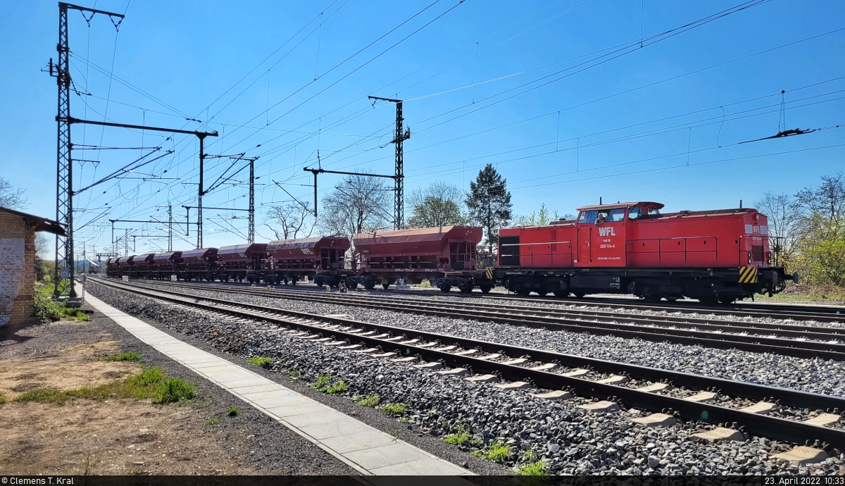 VDE 8 Komplexmaßnahme Halle Rosengarten–Angersdorf
▶ Standort: Bahnhof Angersdorf

Im Rahmen von  planmäßigen Restarbeiten  wurde der sanierte Abschnitt zwischen Halle(Saale)Hbf und Angersdorf vom 22. April, 20 Uhr, bis zum Betriebsbeginn am 25. April noch einmal vollgesperrt.
Zugegen waren dabei u.a. Schotterzüge, so auch 203 114-4 (Lok 22 | 202 415-6 | 112 415-5 | 110 415-7 | DR V 100.1), die gerade mit ihren unternehmenseigenen Wagen zurücksetzt.

🧰 Wedler Franz Logistik GmbH & Co. KG (WFL)
🕓 23.4.2022 | 10:33 Uhr