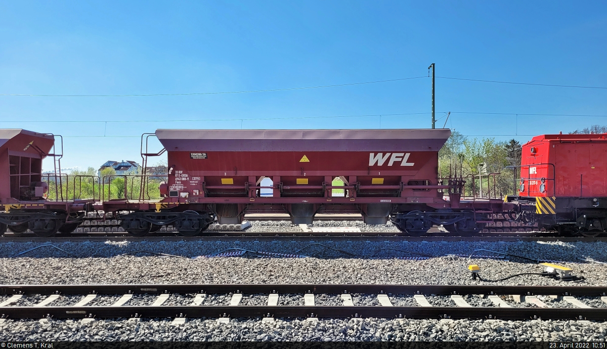 VDE 8 Komplexmaßnahme Halle Rosengarten–Angersdorf
▶ Standort: Bahnhof Angersdorf

Diese Art von offenen Schüttgutwagen mit der Bezeichnung  Facs  (hier: 33 87 6943 088-9 F-ERSA) wurde bei Gleisschotterungen vom 22. bis 25. April eingesetzt.
Aufnahme von Bahnsteig 2/3.

🧰 Ermewa SA, eingesetzt bei der Wedler Franz Logistik GmbH & Co. KG (WFL)
🕓 23.4.2022 | 10:51 Uhr