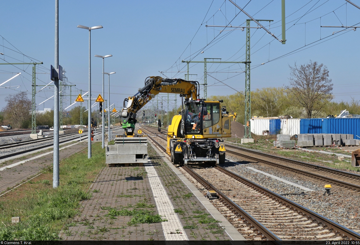 VDE 8 Komplexmaßnahme Halle Rosengarten–Angersdorf
▶ Standort: Bahnhof Angersdorf

Auf dem Bahnsteig an Gleis 2 werden Betonelemente, mutmaßlich für einen Kabelkanal, abgeladen. Erledigt hatte dies ein Zweiwegebagger Liebherr A 922 Rail Litronic (99 80 9904 122-5 D-SESAF).

🧰 SES Aus- und Fortbildung e. K.
🕓 23.4.2022 | 10:55 Uhr