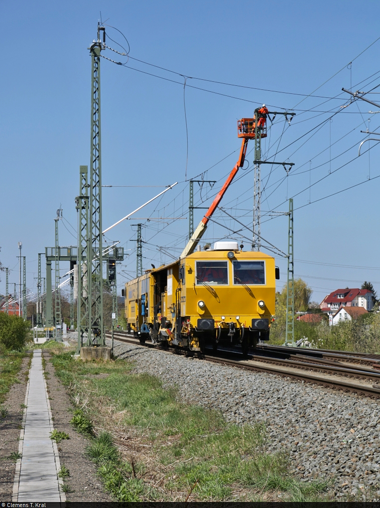 VDE 8 Komplexmaßnahme Halle Rosengarten–Angersdorf
▶ Standort: Abzweig Angersdorf Awo

Nachdem die Universal-Stopfmaschine Plasser & Theurer Unimat 08-475 4S (99 80 9424 033-5 D-JT) aus Richtung Halle-Wörmlitz zum Bahnhof Angersdorf fuhr, kehrt sie nun in die Saaleaue zurück und macht sich für einen Stopfgang bereit.

🧰 JumboTec GmbH
🕓 23.4.2022 | 12:53 Uhr