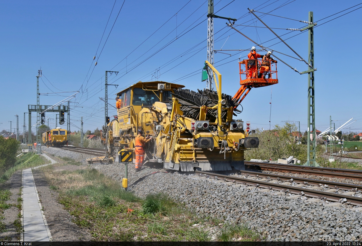 VDE 8 Komplexmaßnahme Halle Rosengarten–Angersdorf
▶ Standort: Abzweig Angersdorf Awo

Auf die Stopfmaschine folgt die Schotterplanier- und Profilierungsmaschine Plasser & Theurer SSP 110 SW (99 80 9425 034-2 D-JT), die den Bettungsquerschnitt herstellt. Unterdessen werden auf dem Nachbargleis, nach getaner Arbeit an der Oberleitung, noch die Erdungskabel abgesteckt.

🧰 JumboTec GmbH
🕓 23.4.2022 | 13:24 Uhr