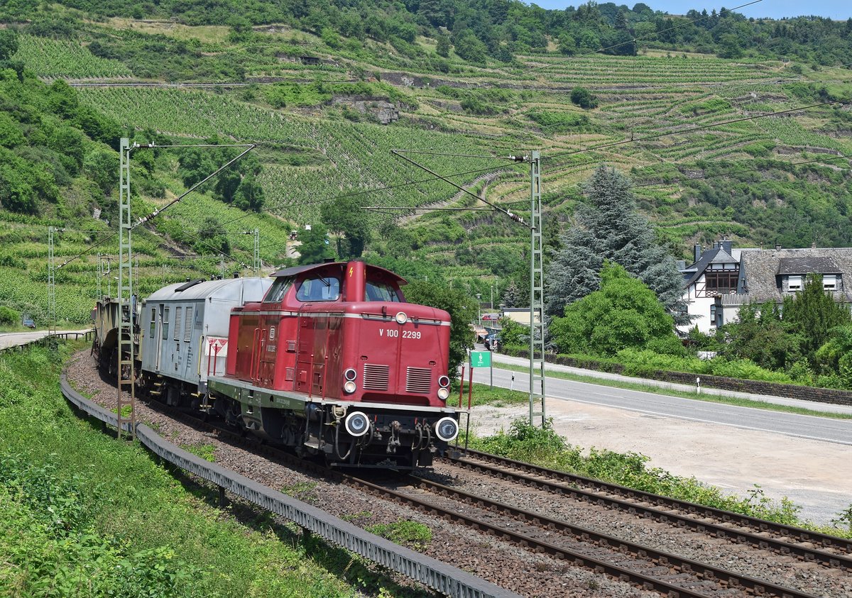 VEB V 100 2299 (212 299) mit Geräte- u. leerem Tragschnabelwagen in Richtung Bingen (Oberwesel, 06.06.18).