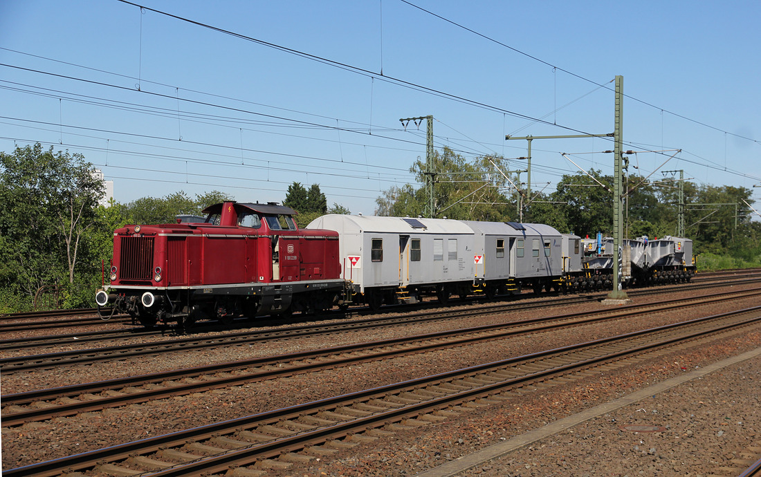 VEB V 100 2299 II mit Trafo-Transport- und Begleitwagen (Eigentümer Amprion).// Köln-Ehrenfeld Gbf