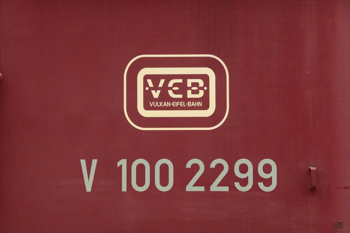 VEB V100 2299 Schild in K�ln Hbf, September 2026.