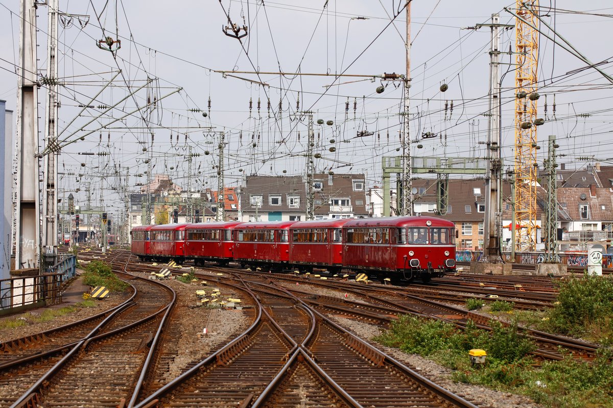 VEB/AKE-Schienenbus VT98 (6-teilig) bei der Einfahrt in K�ln Hbf, April 2019.