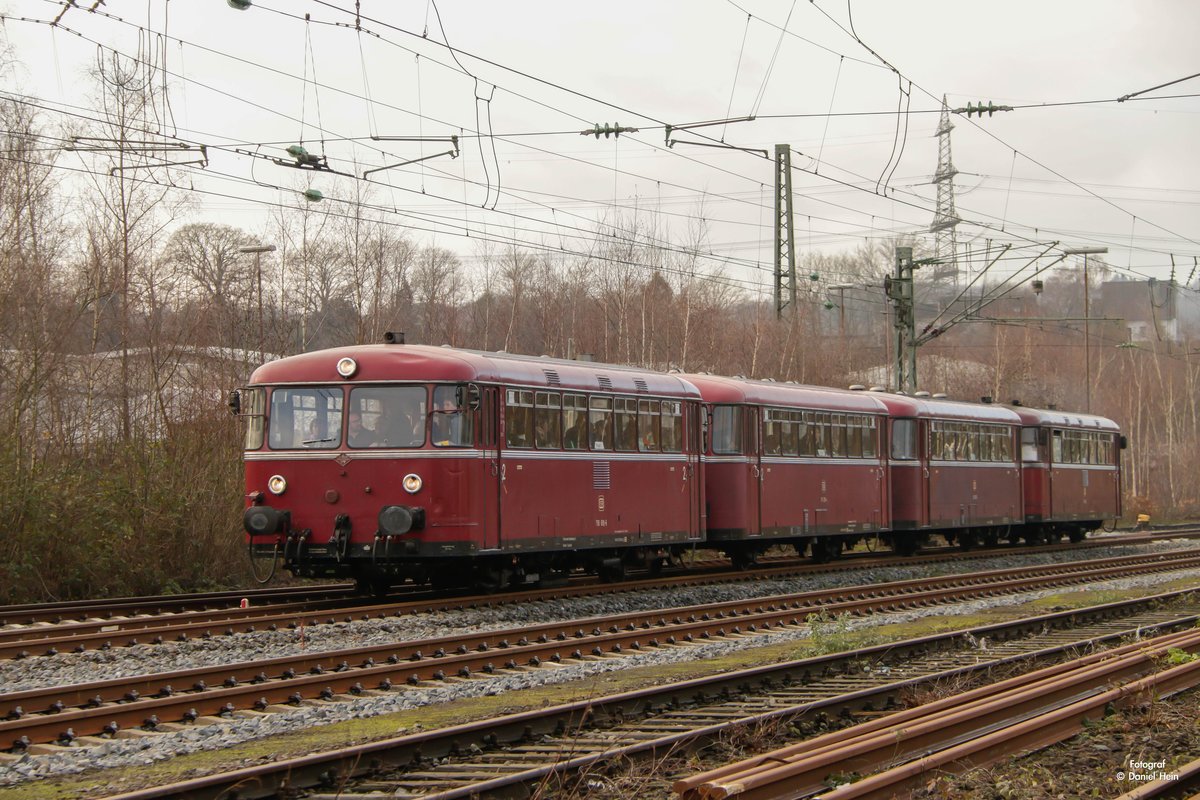 VEB/AKE Schienenbus VT98 bei der Einfahrt in Hattingen an der Ruhr, Dezember 2017.