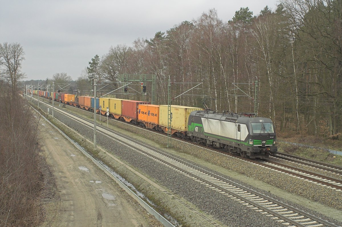 Vectron 193 224 mit einem farbenreichem Containerzug kürzlich nach dem Bahnhof Radbruch. Eine schöne bisschen Farbe auf einen trüben Tag im Februar 2016.