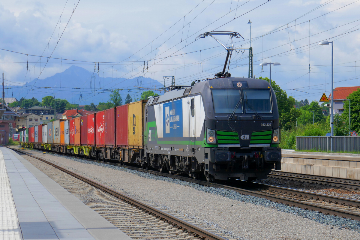 Vectron 193 237 des Wiener Unternehmens ELL, in Diensten der Wiener Lokalbahn Cargo, durchfährt mit einem langen Containerzug Traunstein in Richtung Salzburg. 11. Juni 2021.