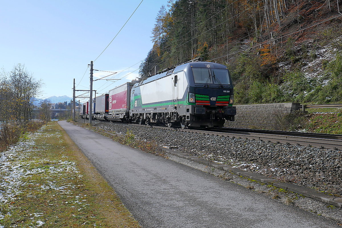Vectron 193 299 von ELL ist am 14. November 2019 mit einem Zug des kombinierten Ladungsverkehrs Richtung München unterwegs. Aufnahmeort ist nördlich von Kufstein, am Inn.