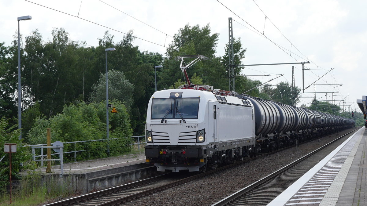 Vectron 193 583-2 ohne Logo des EVU  (bisher Alpha Trains jetzt Captrain Deutschland (ITL)) mit einem Zug Kesselwagen bei Durchfahrt durch Brandenburg (Havel) in Richtung Potsdam; 25.06.2020
