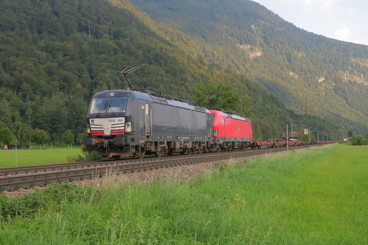 Vectron 193 652 von MRCE und ein unbekannter Vectron der DBAG führen einen langen Zug auf der Inntalbahn zwischen Flintsbach und Oberaudorf nach Süden. Es ist Ferienzeit, darum sind die Tragwagen unbeladen. 11.August 2020.