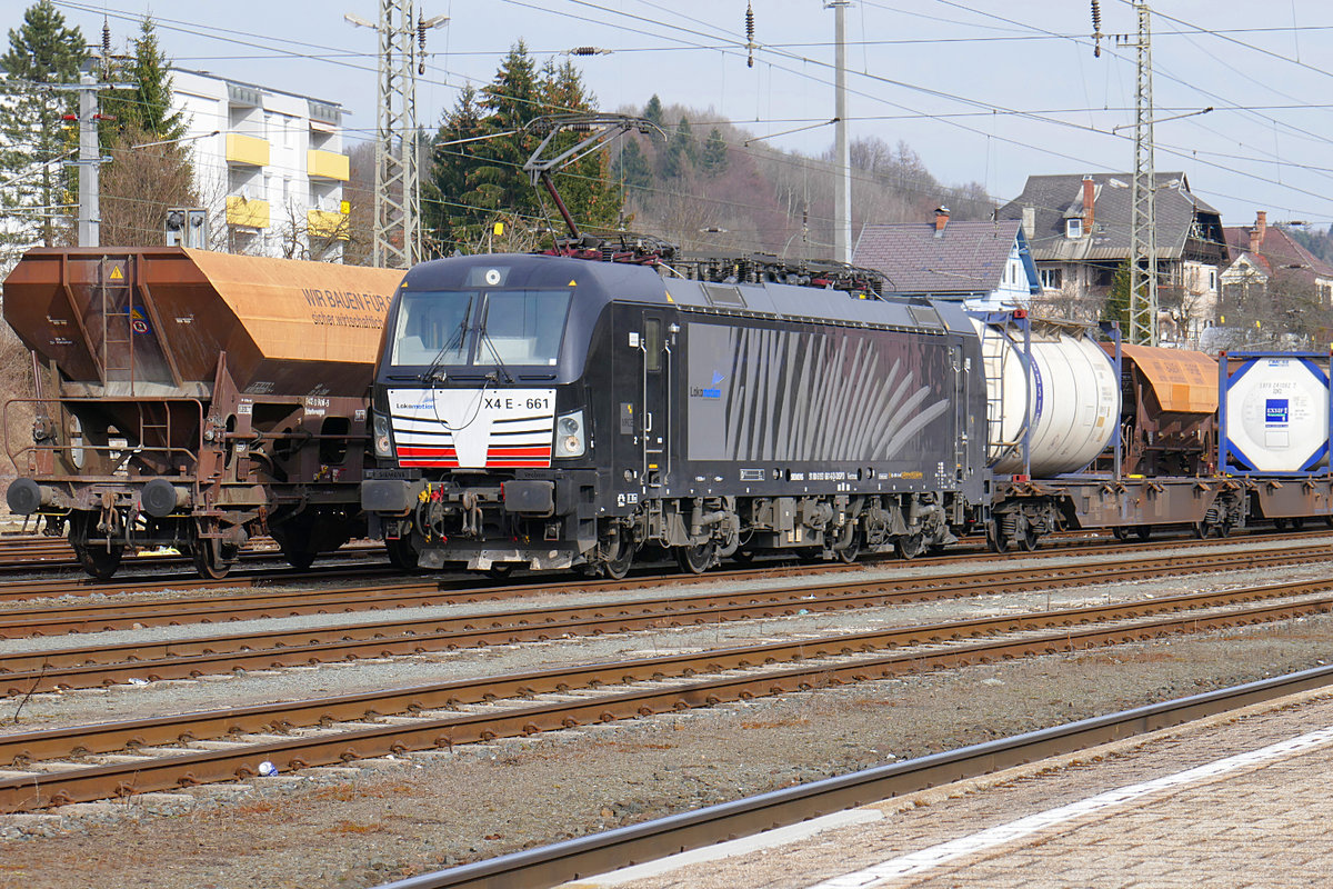 Vectron 193 661 der MRCE (D-DISPO), vermietet an die in München ansässige Lokomotion, wartet im österreichischen Grenzbahnhof Arnoldstein auf die Weiterfahrt in das italienische Tarvisio. 6. März 2019.