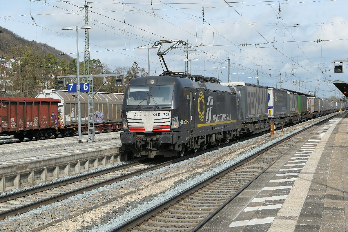 Vectron 193 702 der Beacon Rail, vermietet an Mercitalia Rail, durchfährt Treuchtlingen auf dem Weg nach Süden. Die Seitenfläche der Lokomotive erscheint fast zu klein für die Firmenlogos von Eigentümer und Mieter.
Treuchtlingen, 14. März 2024