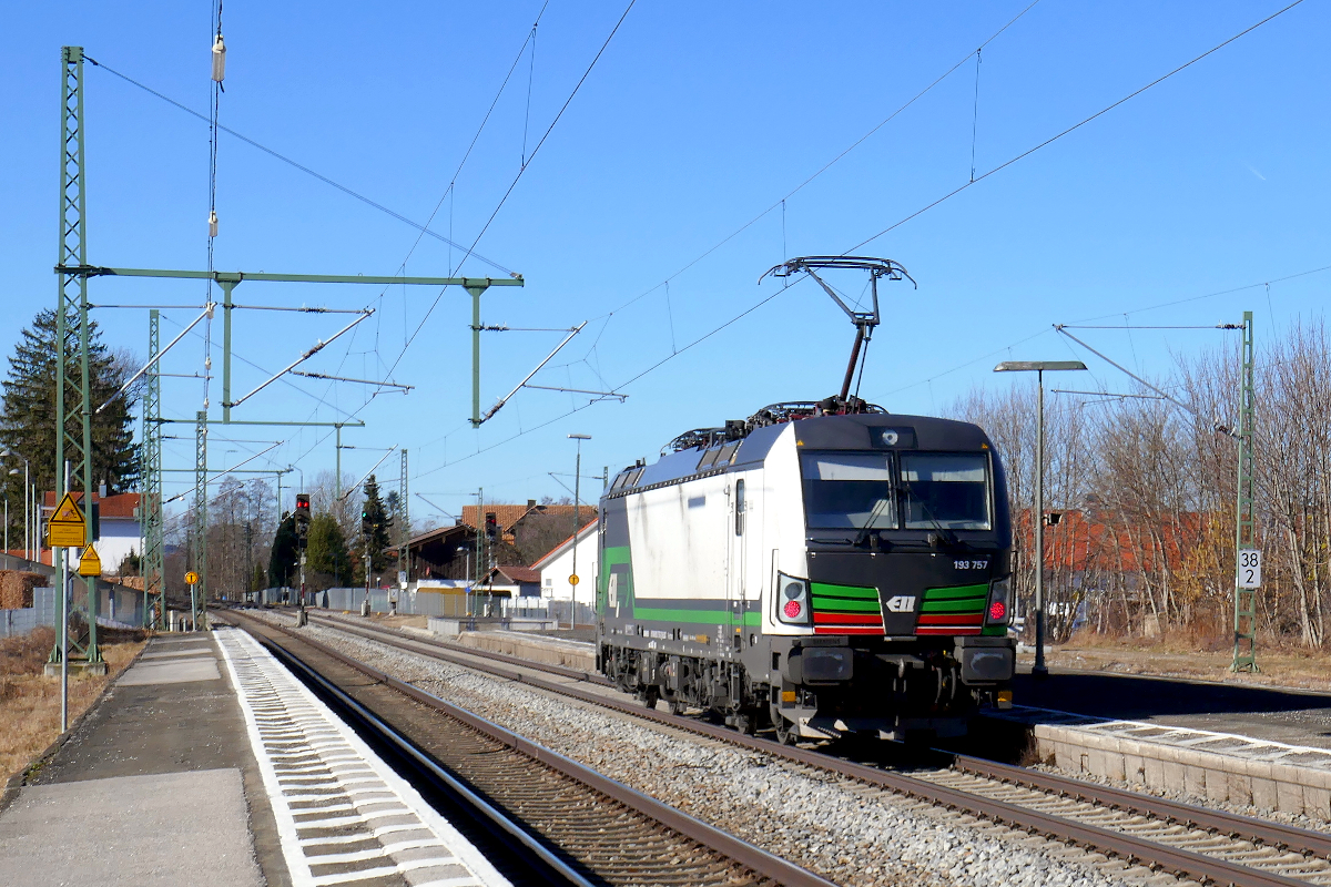 Vectron 193 757 des Vermieters ELL hat mit hoher Geschwindigkeit den Bahnhof Übersee am Chiemsee Richtung Rosenheim durchfahren. Das Foto zeigt den Führerstand 2: Im ersten Moment dachte ich an einen Fehler auf dem Foto. Aber tatsächlich sind die beiden Seiten des Führerstandes 2 unterschiedlich gestaltet. Übersee, 10. Februar 2022, 11.13 Uhr.