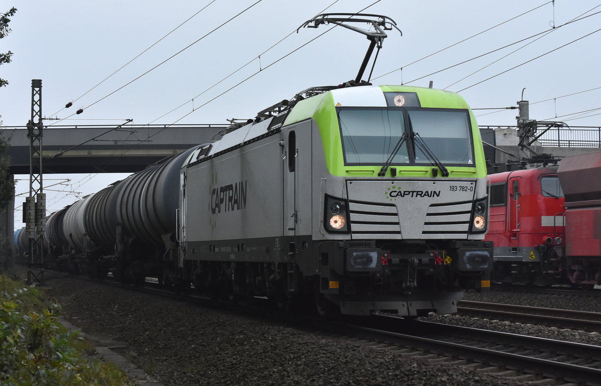 Vectron 193 782-0 von Captrain kommend aus Lüneburg. Im Hintergrund eine der zwei BR 151 (151 112-0, 151 110-4) in Doppeltraktion mit dem täglichen Erzverkehr. Höhe Bardowick 27.09.2017