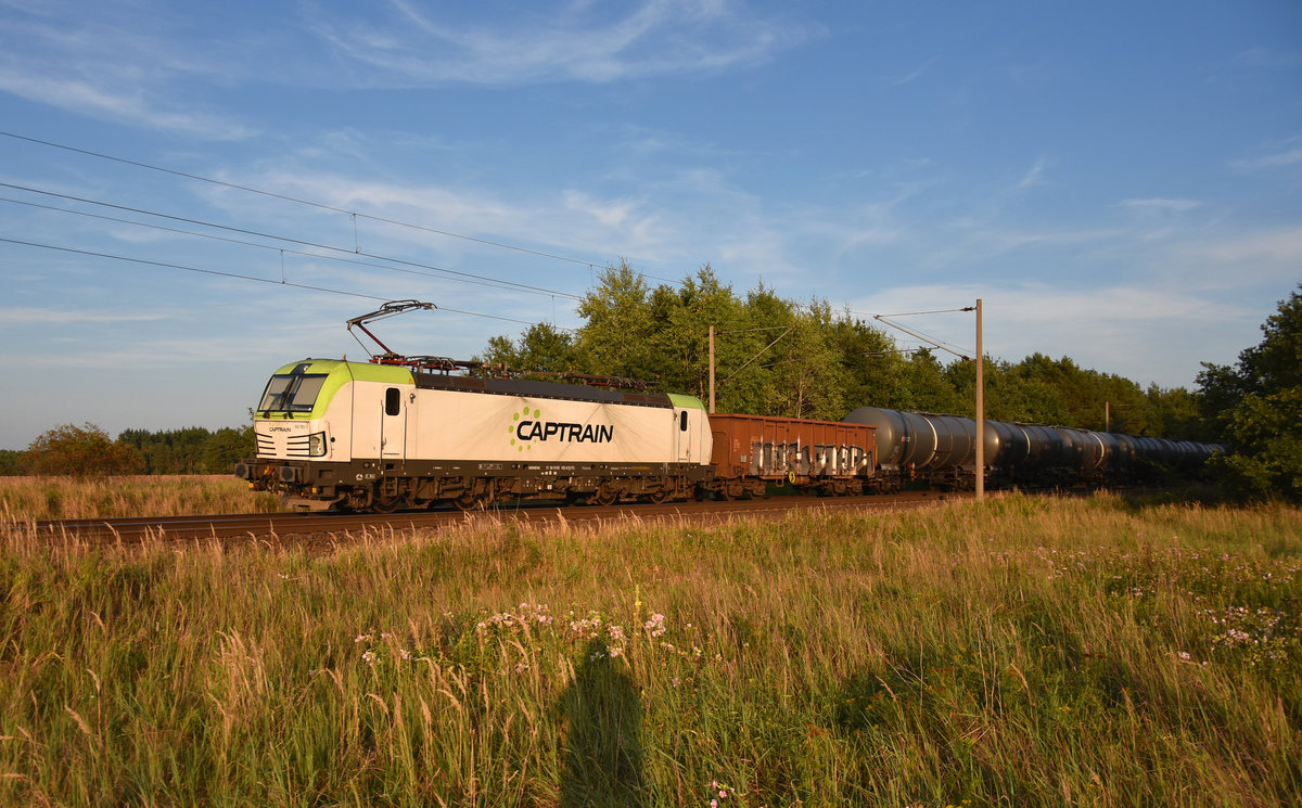 Vectron 193 783-8 von Captrain mit einem Kesselzug und einem einzelnen 33 RIV 68 Eaos Güterwagen, kommend aus dem Hagenower Land. 3km östlich von Büchen, 16.08.2018.
