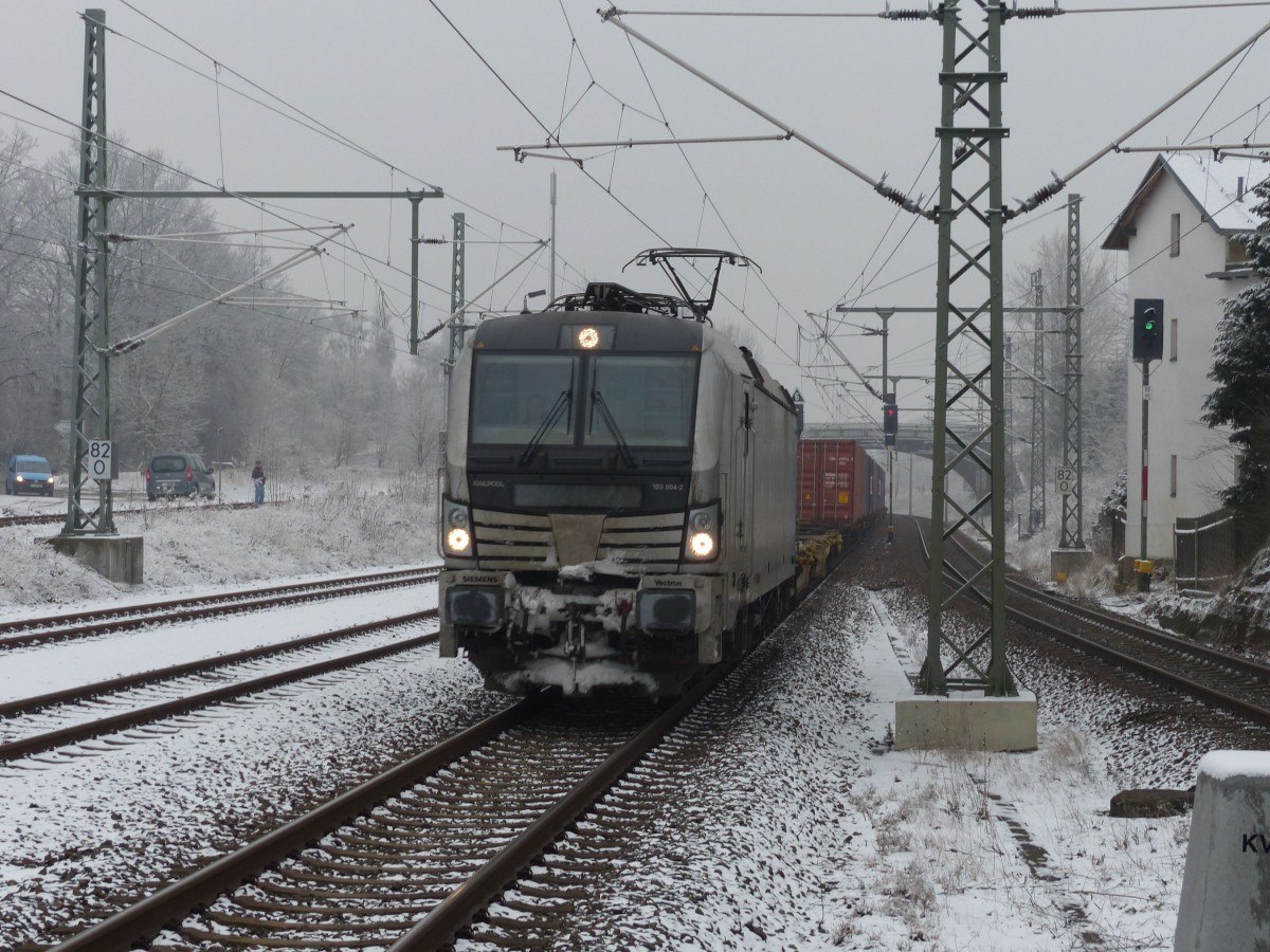 Vectron 193 804 mit einen Containerzug am Haken fährt am 23.01.2014 durch Neumark(Vogtl.).