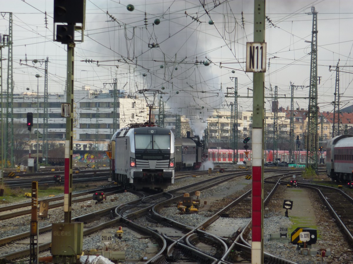 Vectron 193 805-9 Railpool mit Sonderzug der UEF (Ulmer Eisenbahnfreunde) nach Berchtesgaden, Munchen Ost 2014-12-13 **** Sehen Sie unsere Bahnvideos an - www.youtube.com/user/cortiferroviariamato/videos **** Hier das Video der BR 41 in München Ost mit Siemens Vectron am Ende des Zuges **** http://www.youtube.com/watch?v=wF1Gnhu6Qzg