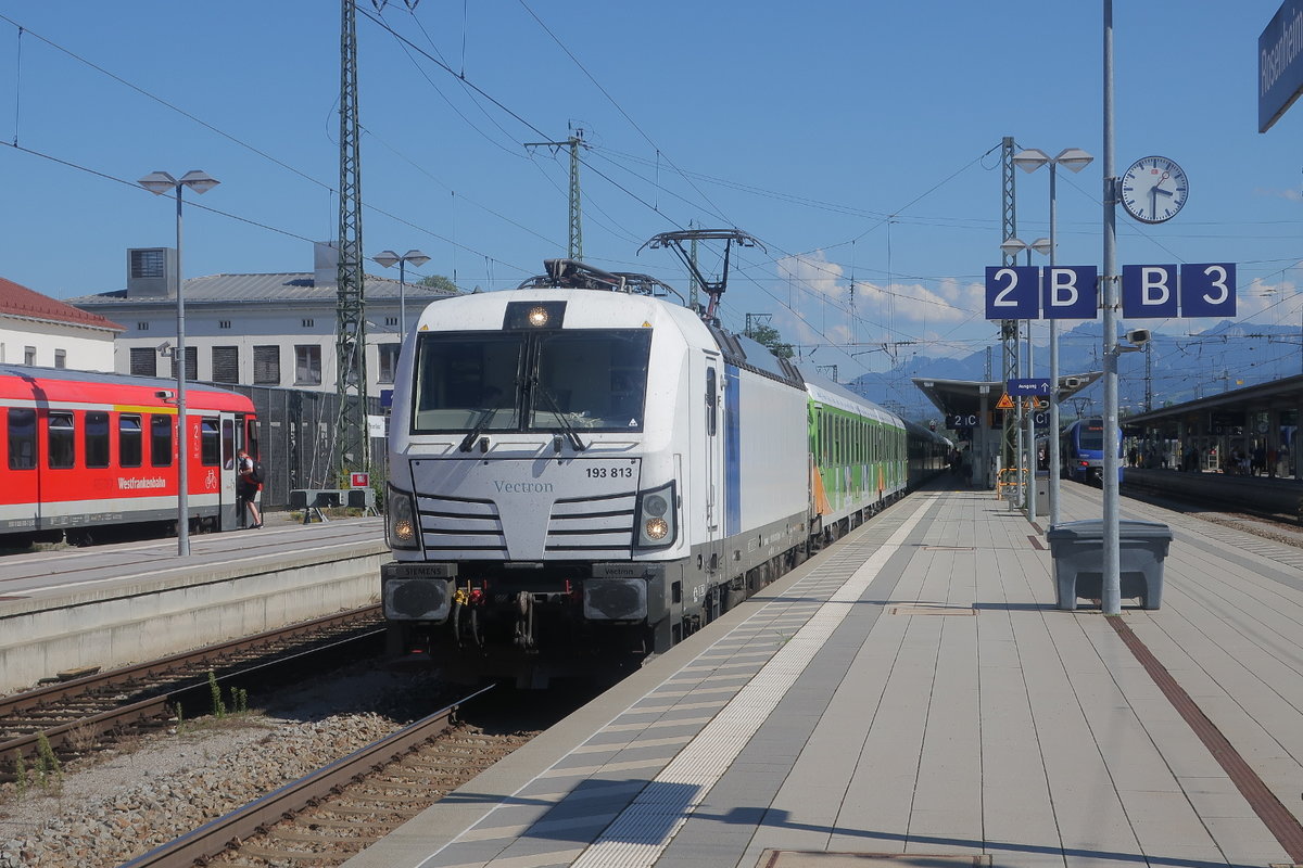 Vectron 193 813 von Railpool, einer der Siemens Prototypen, steht mit dem Nachtexpress 1311  Alpen-Sylt  abfahrbereit in Rosenheim. Die Lok wird den Zug bis Hamburg führen, wo der Zug am Samstag früh ankommt. Es ist der Sonnen-durchglühte Nachmittag des Freitag, 21. August 2020. Wer möchte nicht einmal mit dem Nachtexpress an die erfrischende Nordsee fahren?