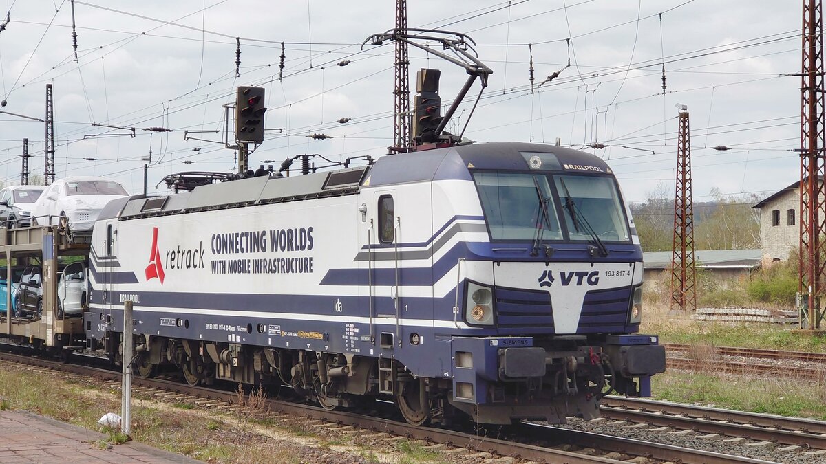 Vectron 193 817 von Railpool mit einem sehr langen Autotransportzug bei der Durchfahrt in Naumburg (Saale) am 20.4.22 
