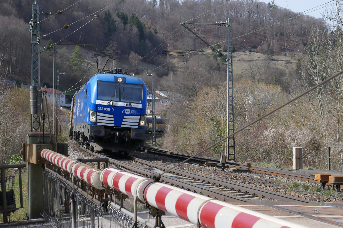 Vectron 193 838 der EGP fährt mit einem Zug aus geschlossenen Autotransportern aus Treuchtlingen kommend in den Bahnhof Solnhofen ein. Ziel des Zuges ist München - ein dortiger Automobilhersteller versendet seine Erzeugnisse in geschlossenen Waggons.
Dienstag, 12.April 2022, 15.47 Uhr