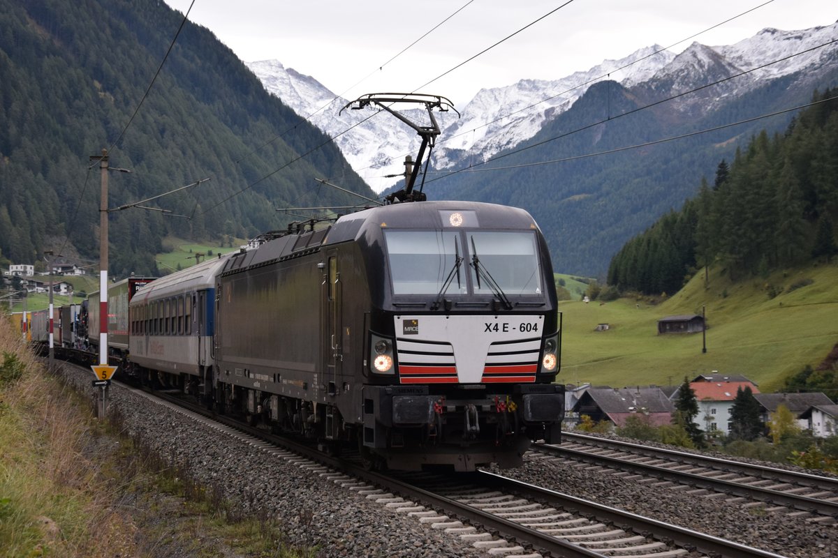 Vectron 196 604-6 mit einer RoLa am 03.10.2018 bei St. Jodok am Brenner auf Talfahrt.