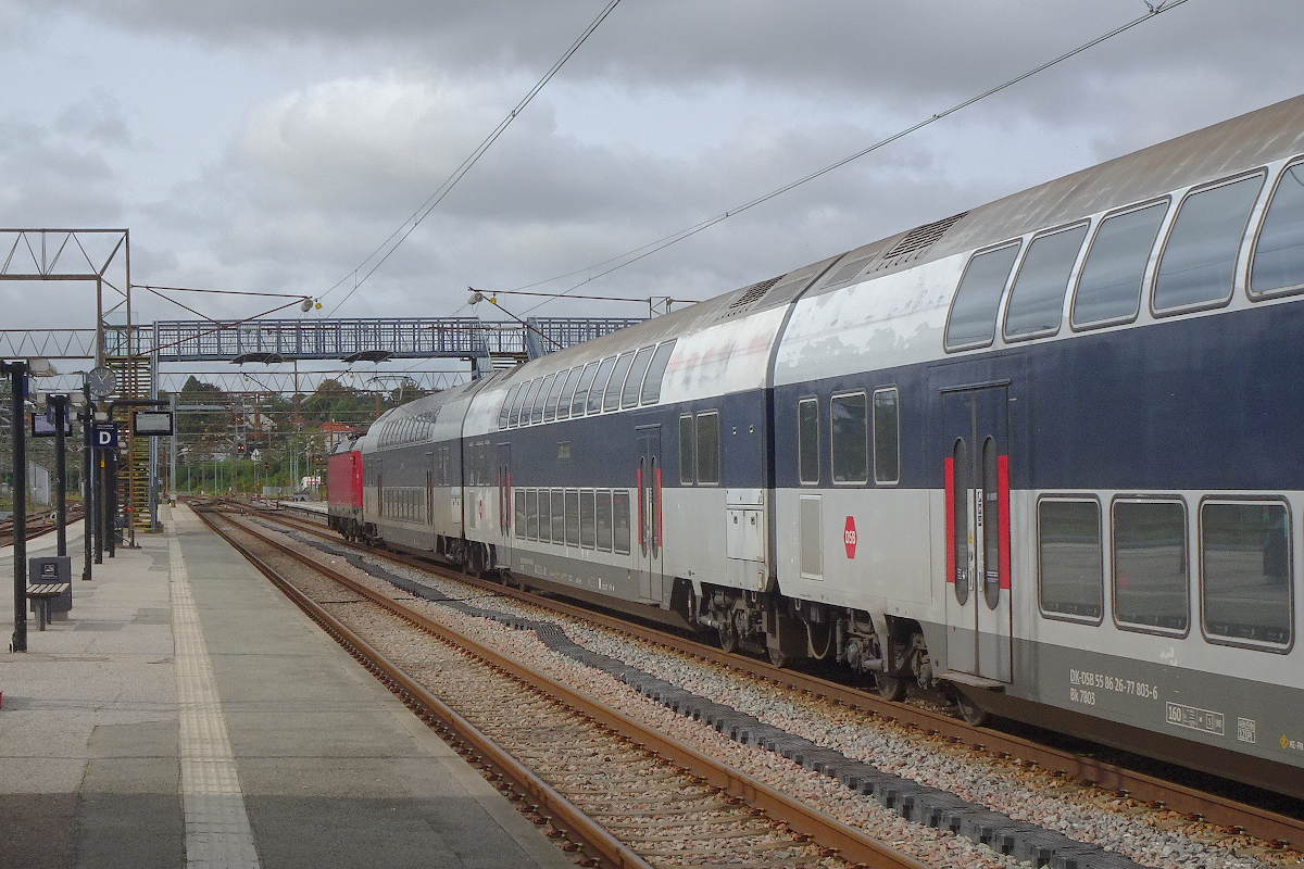 Vectron 3226 der DSB steht mit einem Doppelstockzug bereit zur Fahrt nach Naestved über Kopenhagen und Roskilde.
Helsingør, Sonntag, 3.9.2023, 11.15 Uhr.