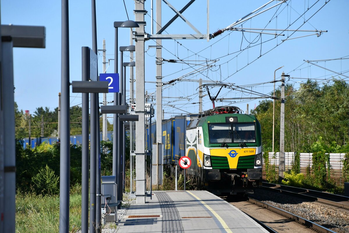 Vectron 471 500 der GYSEV mit einem KLV-Zug am 20.09.2023 in Lanzendorf-Rannersdorf Richtung Ungarn.