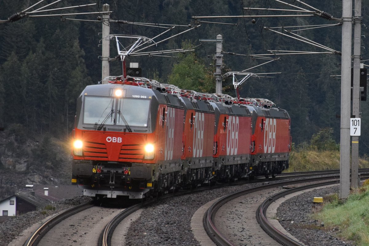 Vectron BR 1293 003-0 der ÖBB am 03.10.2018 bei der Durchfahrt in St. Jodok am Brenner. Im Schlepp die Schwestern 009, 013 und 014, unterwegs in Richtung Bahnhof Brenner, wo sie den ganzen Tag für Lokführerinstruktionen eingesetzt werden.