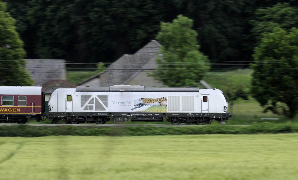 Vectron DE, 247 901, des Prüfcenter Wegberg-Wildenrath ist am 27.5.2015 in Richtung Aachen auf der KBS 485 unterwegs. Mitgezogen bei Rimburg