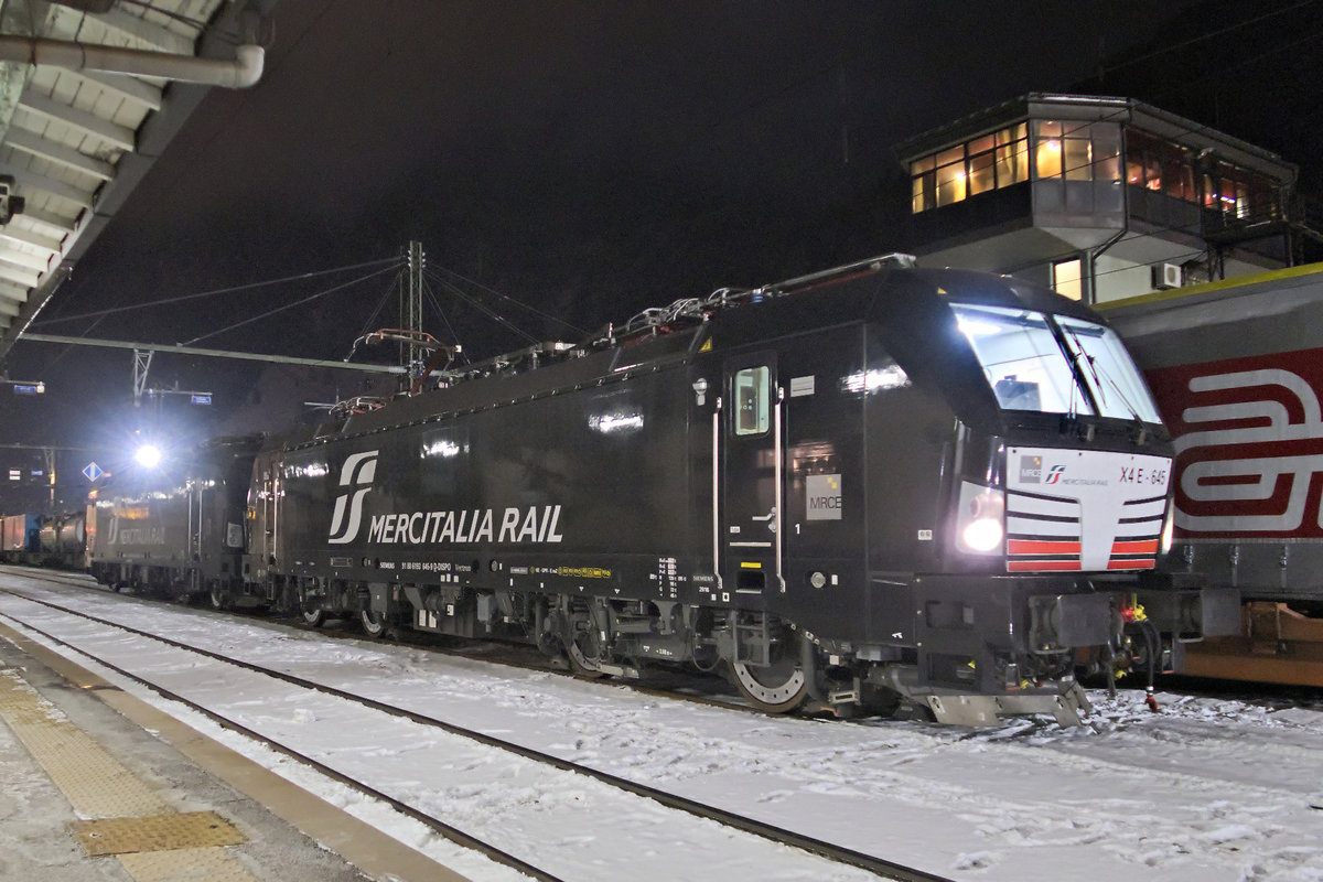 Vectron E 193 / X4 E - 645 von Mercitalia Rail am Bahnhof Brenner-Brennero. Aufgenommen 2.12.2017.