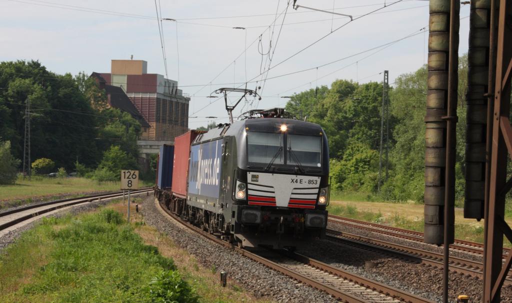 Vectron X 4 E - 853 Boxxpress durchfährt mit einem Containerzug am 6.6.2015 den Bahnhof Hünfeld in Richtung Kassel.