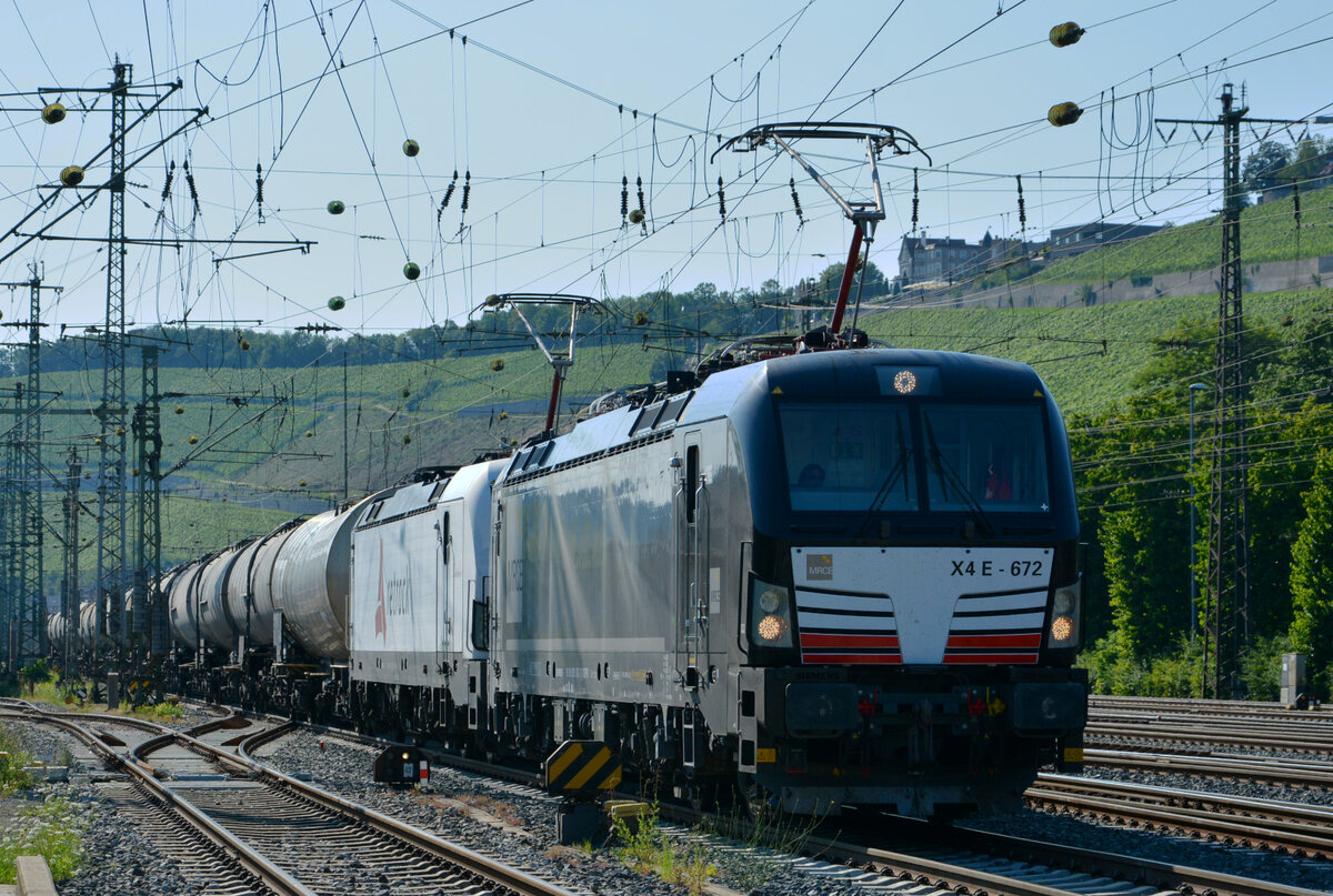 Vectron X4 E-672 (MRCE) & Retrack VTG 193 815 ( Kätchen ) kommen mit einem Kesselwagenzug durch Würzburg. 21.07.2021