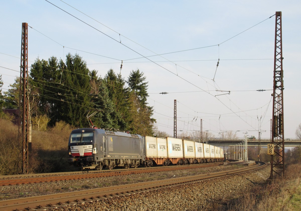 Vectron X4 E-861 von MRCE zieht am 17.M�rz 2015 einen Containerzug durch Retzbach-Zellingen in Richtung Gem�nden.