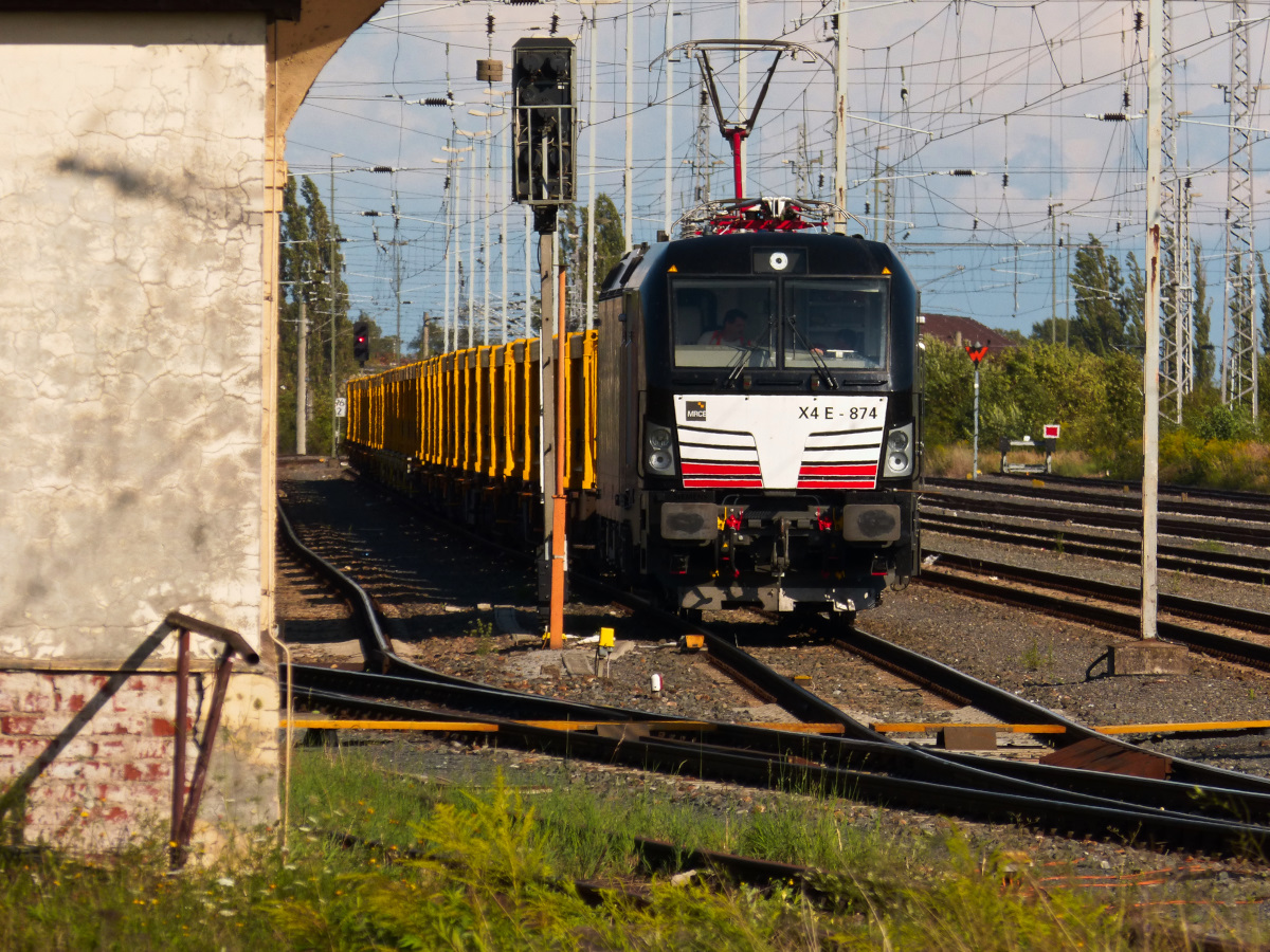 Vectron X4E-874 wartet am 18.08.2014 mit ihrem Zug auf die Ausfahrt in Nordhausen. Es geht wieder zurück nach Stuttgart um Aushub von der Suttgart21-Baustelle zu holen.