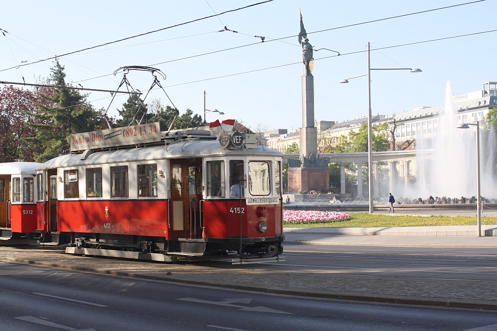 VEF M1 4152 und m3 5312 am 25.April 2015 als Zubringer zum Wiener Tramwaytag am Schwarzenbergplatz.