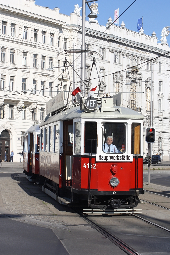 VEF M1 4152 und m3 5312 am 25.April 2015 als Zubringer zum Wiener Tramwaytag am Schwarzenbergplatz.