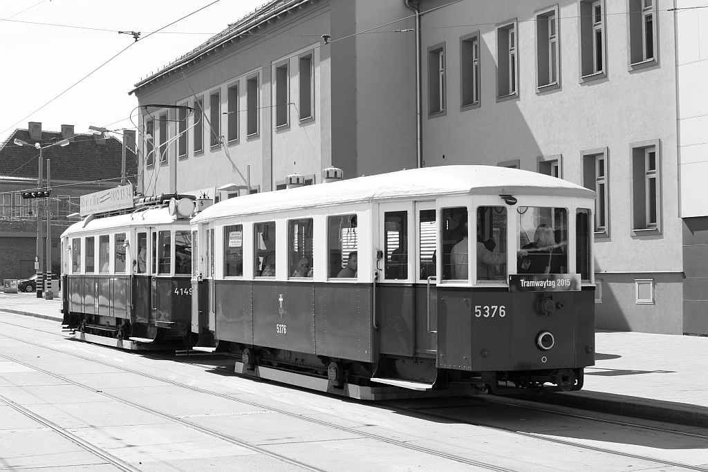 VEF m3 5376, gezogen vom VEF M 4149 als Zubringer zum Wiener Tramwaytag am 25.April 2015 in der Haltestelle Fickeystraße.