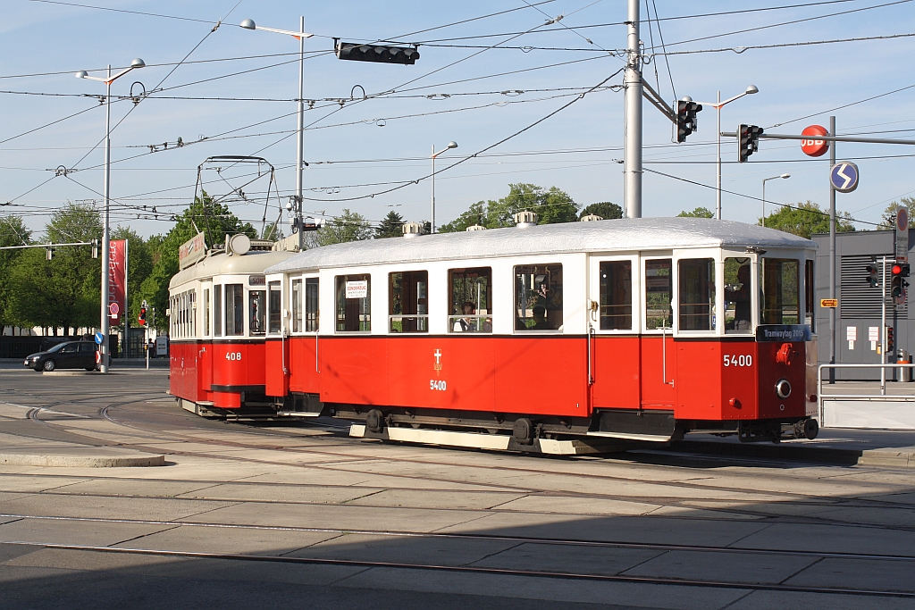VEF T1 408 + m3 5400 als Zubringer zum Wiener Tramwaytag am 25.April 2015 biegt von der Arsenalstraße in den Gürtel ein.