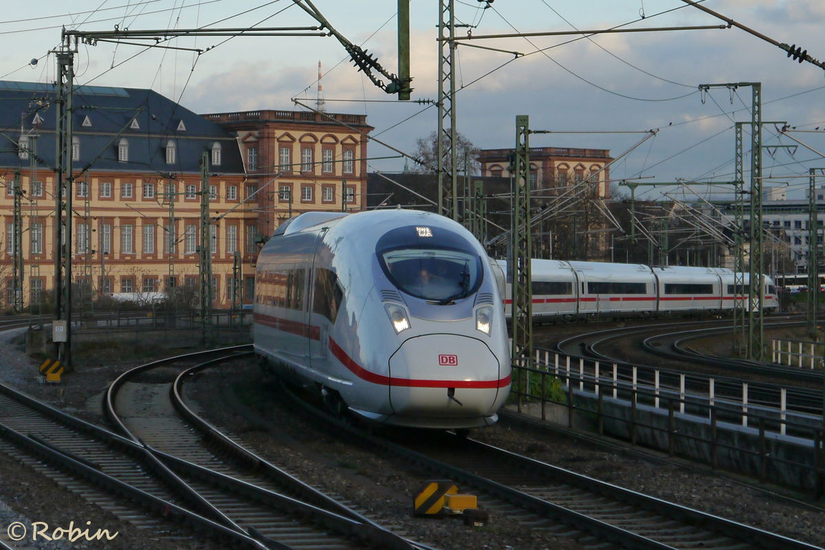 Velaro D 407 017-3 hat vor kurzem mit 3 weiteren ICE-Triebzügen die vollständige Zulassung erhalten und kann als Winterreserve eingesetzt werden. 407 017-3 wird als erste Einheit in ICE 3 Umläufen eingesetzt und fährt hier mit dem ICE 712 durch Mannheim. (23.12.2013)