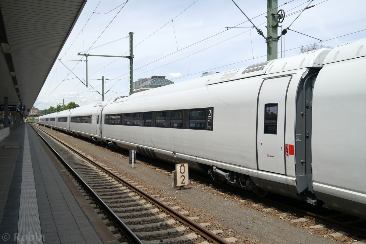 Velaro-D Tz 714 sieht noch relativ unfertig aus, ohne den roten Streifen. Er wird für den Zulassungsprozess in Frankreich und Belgien eingesetzt und war noch nie mit Fahrgästen unterwegs.
(Mannheim Hbf, 26.06.14)
