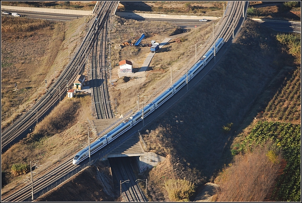 Velaro E beim Anflug auf Sevilla am 27. November 2007 um 17:10. Mit viel Glck war auch mein Anflug zum gleichen Zeitpunkt. Interessant auch die Weichengeometrie der Breitspurgleise.