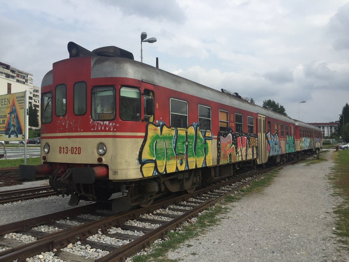 Velenje befindet sich auf dem slowenischen Teil der Lavanttalbahn. Heute verbindet diese Velenje mit Celje. Der Rest der Strecke ist eingestellt. Ursprünglich bestand hier eine direkte Verbindung bis Zeltweg!
Am Nachmittag des 28.09.2019 versah der TW 813-020 seinen Dienst zwischen Celje und Velenje.