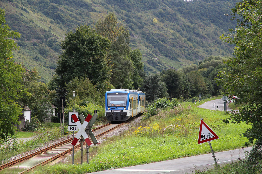 VEN 650 131  Lily  und VEN 650 132  Frida  als RB 85 Traben-Trarbach - Bullay (DB).
Fotografiert am 19. September 2017 in Kövenig.