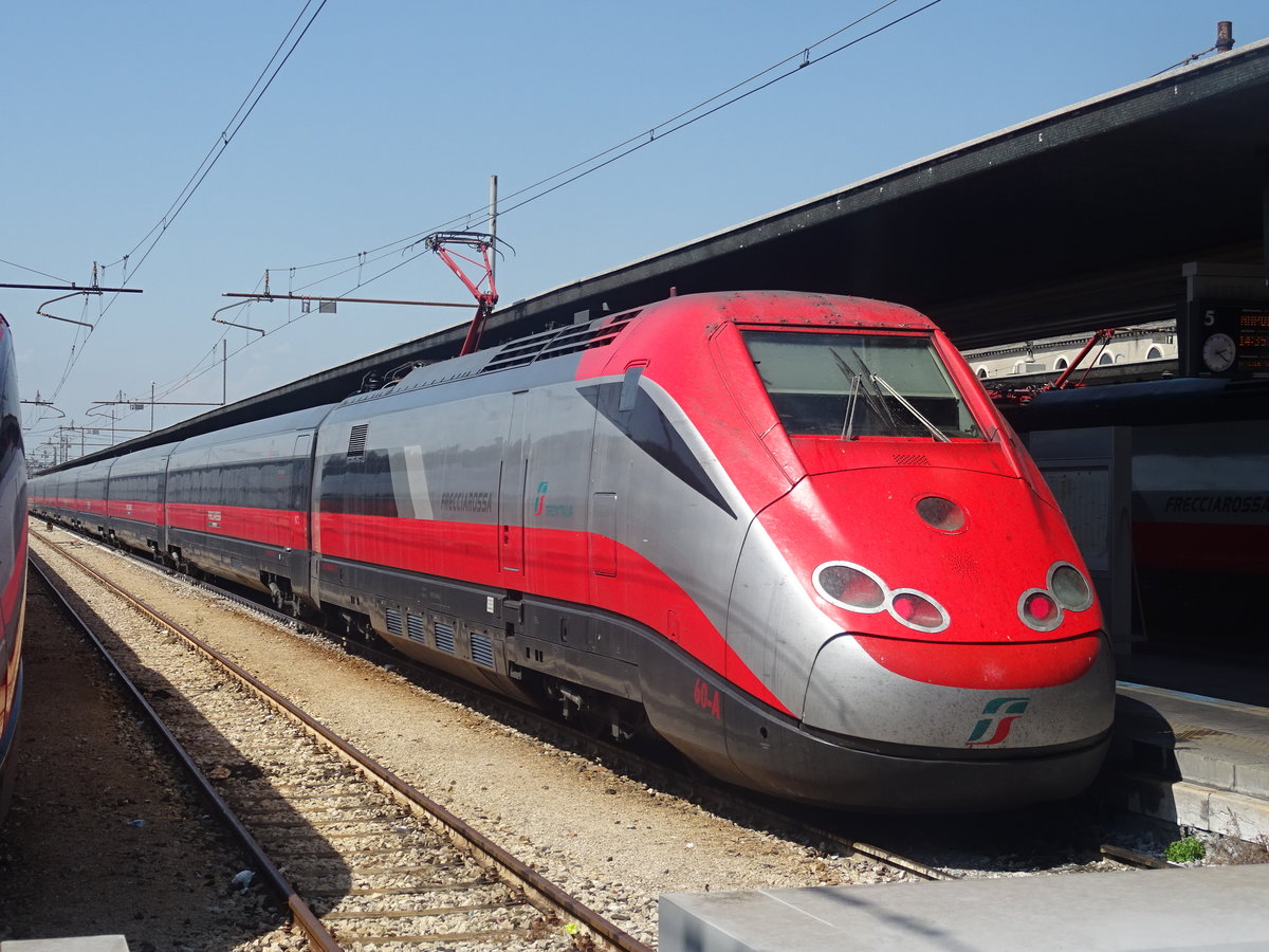 Venedig S. Lucia, 3.August 2017. Ein  ETR 500  Frecciarossa ,  das Paradepferd der FS. Spitzengeschwindigkeit der Serie 300km/h, Hersteller war  ein Konsortium aus ex Bombardier (Jetzt Teil der   Alstom-Gruüpe)  und ex Ansaldo aktuell (Hitachi).