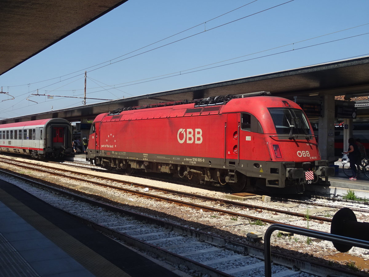 Venedig S. Lucia, 3.August 2017. ÖBB 1216-005-9  Hat einen EC aus Innsbruck gebracht.