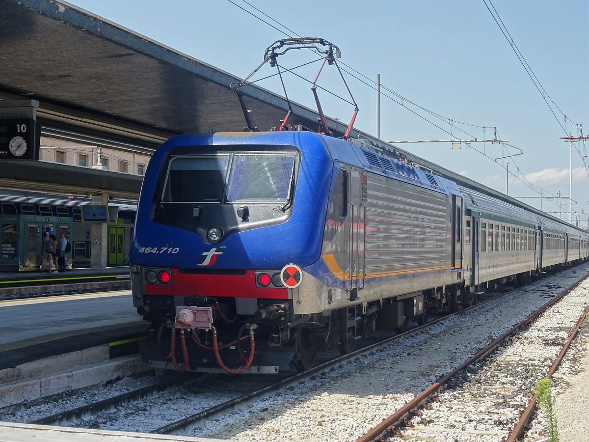 Venedig Santa Lucia, 3.August 2017. E464 710 mit einem Wendezug nach Triest bereit zur Abfahrt. Typisch für diese Loks: Nur 1 Führerstand; am andern Ende ist ein  Dienstabteil mit  Durchgang in den Zug.