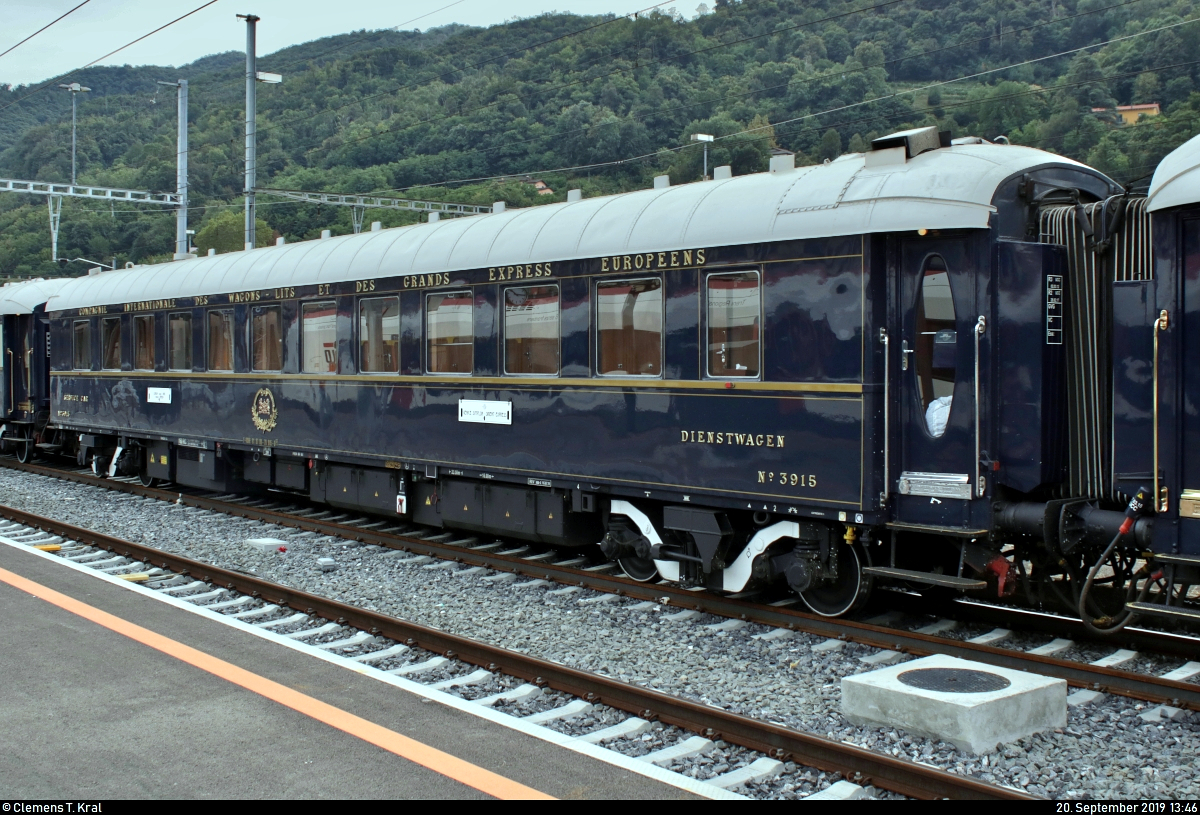 Venice-Simplon-Orient-Express (VSOE): der touristische Luxuszug von Belmond Ltd. im Portrait
Auf seiner wöchentlichen Schienenkreuzfahrt von London Victoria (GB) nach Venezia Santa Lucia (I) legt der VSOE einen längeren Halt im Grenzbahnhof Chiasso (CH) ein, um für die Weiterfahrt nach Italien die Lok zu wechseln sowie Wasser an den 16 Wagen abzupumpen und aufzufüllen. Obwohl nicht eingeplant, blieb noch genug Zeit für Fotos.
Hier ein Blick auf Dienst- bzw. Personalschlafwagen 3915 (61 87 06-70 915-0 F-VSOE) der Compagnie Internationale des Wagons-Lits (CIWL | Newrest Group), der im VSOE an 12. Stelle eingereiht ist.
[20.9.2019 | 13:46 Uhr]