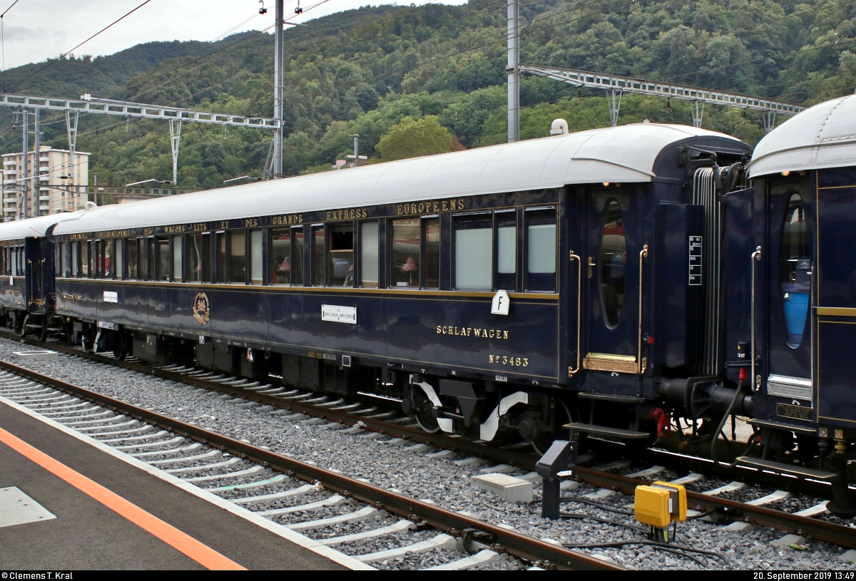 Venice-Simplon-Orient-Express (VSOE): der touristische Luxuszug von Belmond Ltd. im Portrait
Auf seiner wöchentlichen Schienenkreuzfahrt von London Victoria (GB) nach Venezia Santa Lucia (I) legt der VSOE einen längeren Halt im Grenzbahnhof Chiasso (CH) ein, um für die Weiterfahrt nach Italien die Lok zu wechseln sowie Wasser an den 16 Wagen abzupumpen und aufzufüllen. Obwohl nicht eingeplant, blieb noch genug Zeit für Fotos.
Hier ein Blick auf Schlafwagen 3483 (Carrozza-letti | Voiture-lits | 61 87 06-70 483-9 F-VSOE) der Compagnie Internationale des Wagons-Lits (CIWL | Newrest Group), der im VSOE an 6. Stelle eingereiht ist.
[20.9.2019 | 13:49 Uhr]