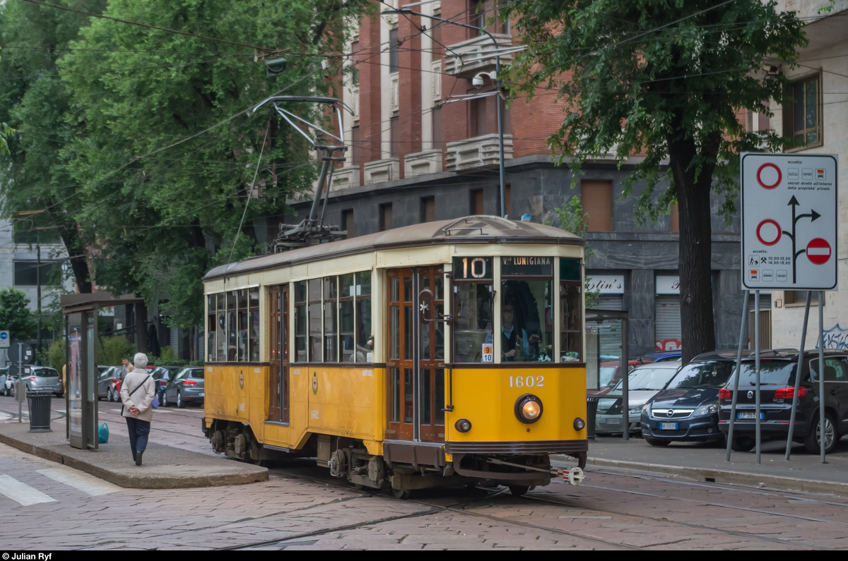 Ventotto 1602 verlässt am 8. Mai 2016 die Haltestelle Milano Centrale. Die Trams der Bauart Peter Witt wurden ab 1928 eingesetzt und sind damit die ältesten noch in Betrieb stehenden Tramfahrzeuge Europas.